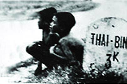 Bức ảnh hai em bé ở Thái Bình được coi là biểu tượng của nạn đói năm 1945. Ảnh: Võ An Ninh