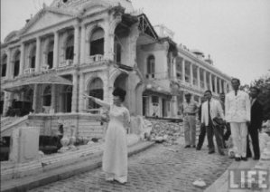 Bà Ngô Đ Nhu ở Dinh Độc Lập sau khi bị bỏ bom