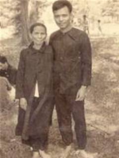 Lê Quang Vịnh và mẹ ở Côn Đảo (năm 1971)