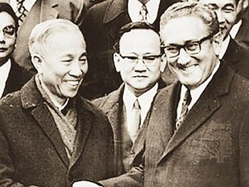 Cố vấn Lê Đức Thọ và trợ lý Tổng thống Mỹ Henry Kissinger đóng vai trò quan trọng trong các cuộc đàm phán về Hiệp định Paris