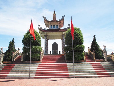 Đài tưởng niệm các Anh hùng, Liệt sĩ tại trung tâm xã Cẩm Bình, Cẩm Xuyên, Hà Tĩnh