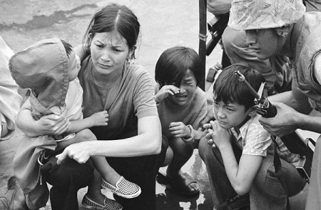29 tháng Tư 1975: Một người phụ nữ Việt Nam ngồi trên boong của một con tàu đổ bộ tấn công của Mỹ trong cuộc di tản khỏi Sài Gòn. Hình: AP