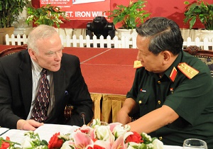 Ông James G. Zumwalt trong cuộc gặp với Thượng tướng Phan Trung Kiên tại TP.HCM vào năm 2009