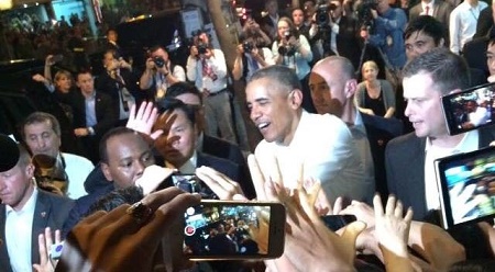 Obama trong vòng vây của người dân Việt Nam