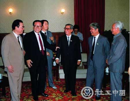 Tại sao bạn quyết định Giang năm 1990 để bình thường hóa quan hệ với Việt Nam