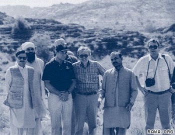 https://3.bp.blogspot.com/-NegNUa3z7DM/VCfwGOmgxJI/AAAAAAAAFKg/YunbC3KMUxE/s1600/isi_and_cia_directors_in_mujahideen_camp1987.jpg