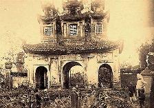 Cổng tam quan của Chùa Báo Ân - hình Dr. Hocquard chụp 1884-1885