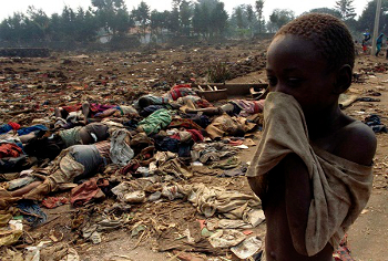 Một em bé bịt mũi vì mùi hôi thối của các tử thi của cuộc diệt chủng ở Rwanda