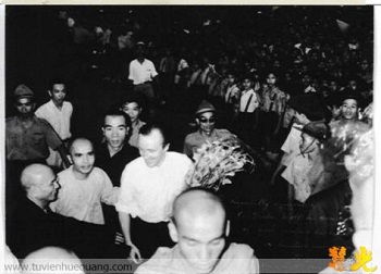 BS E. Wulff tại chùa Từ Đàm sau ngày đảo chánh với HT Thích Trí Quang và HT Thích Ðôn Hậu