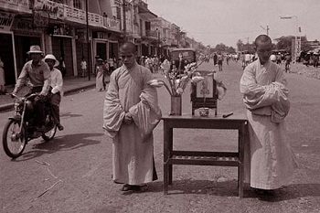 bàn thờ Phật xuống đường