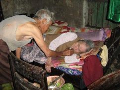 Ông Lựu chăm sóc người vợ ốm liệt giường. Ảnh: Đăng Khoa