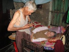 Tiêm trầu cho vợ... Ảnh: Đăng Khoa